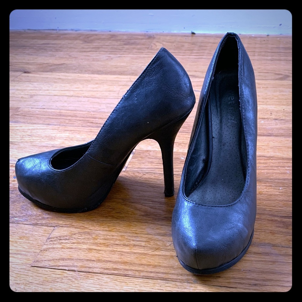Gray pumps